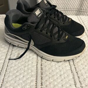 Women tennis shoes by Nike lunar fly 2.